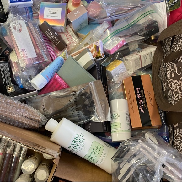 MYSTERY BOX ❤️Curated❤️BEAUTY SELF CARE SKINCARE MAKEUP HAIR SPA $277-$299 MSRP - Picture 4 of 16